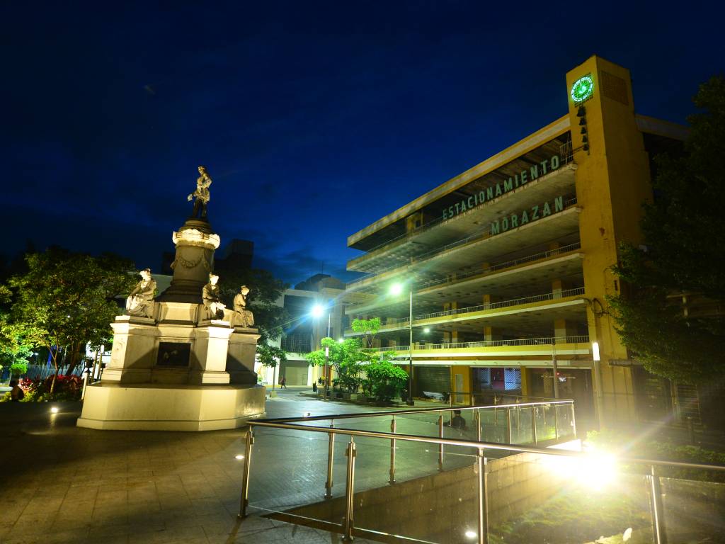 LM-Amanecer- Centro Histórico- Monumentos- Catedral- Plaza- Calles- Biblioteca