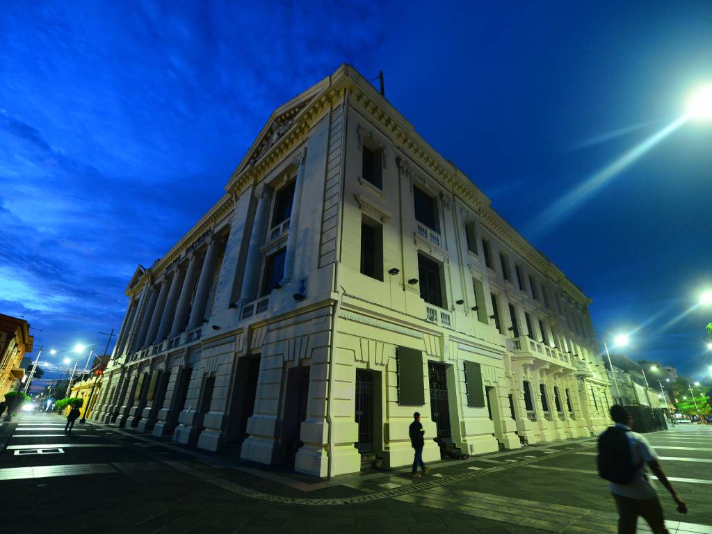 LM-Amanecer- Centro Histórico- Monumentos- Catedral- Plaza- Calles- Biblioteca