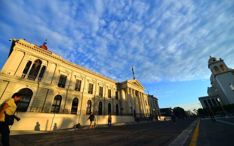 LM-Amanecer- Centro Histórico- Monumentos- Catedral- Plaza- Calles- Biblioteca -Medidas 800por500 Medidas 800por500