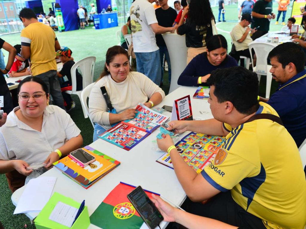 Personas de todas las edades llegaron a llenar el álbum del Mundial 2026. Foto Lissette Monterrosa