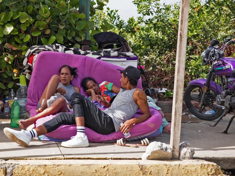 Habitantes de La Guaira improvisan campamentos en espacios públicos tras perder sus viviendas.