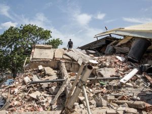 Rescatistas trabajan entre los escombros en La Guaira, ciudad que concentra parte de la emergencia tras los terremotos.