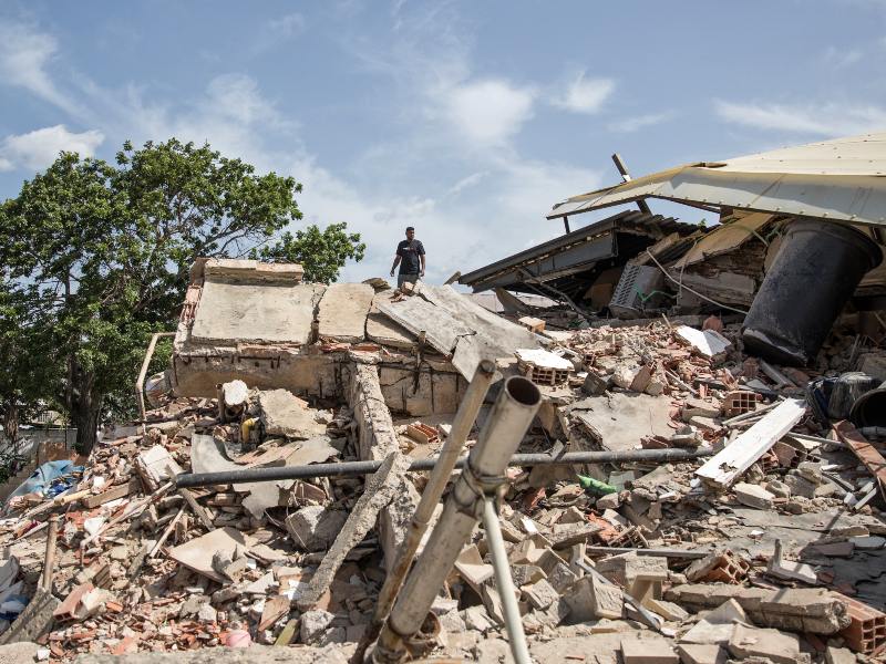 Rescatistas trabajan entre los escombros en La Guaira, ciudad que concentra parte de la emergencia tras los terremotos. 