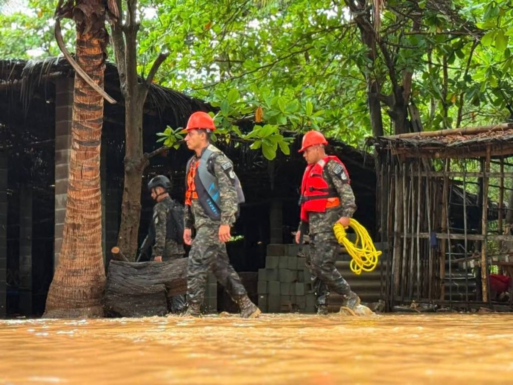 Militares-inundaciones-la Libertad