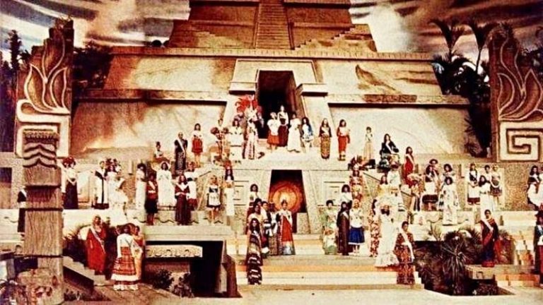 El escenario de Miss Universo 1975 en San Salvador evocó una antigua ciudad maya con una pirámide precolombina. Foto: archivo