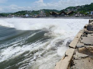 Oleaje incrementado-playa-La Libertad