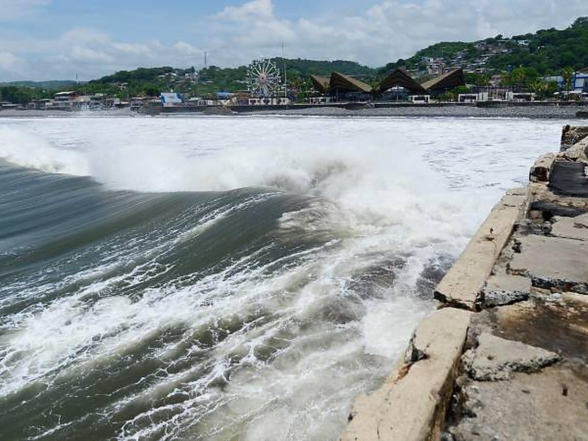 Oleaje incrementado-playa-La Libertad