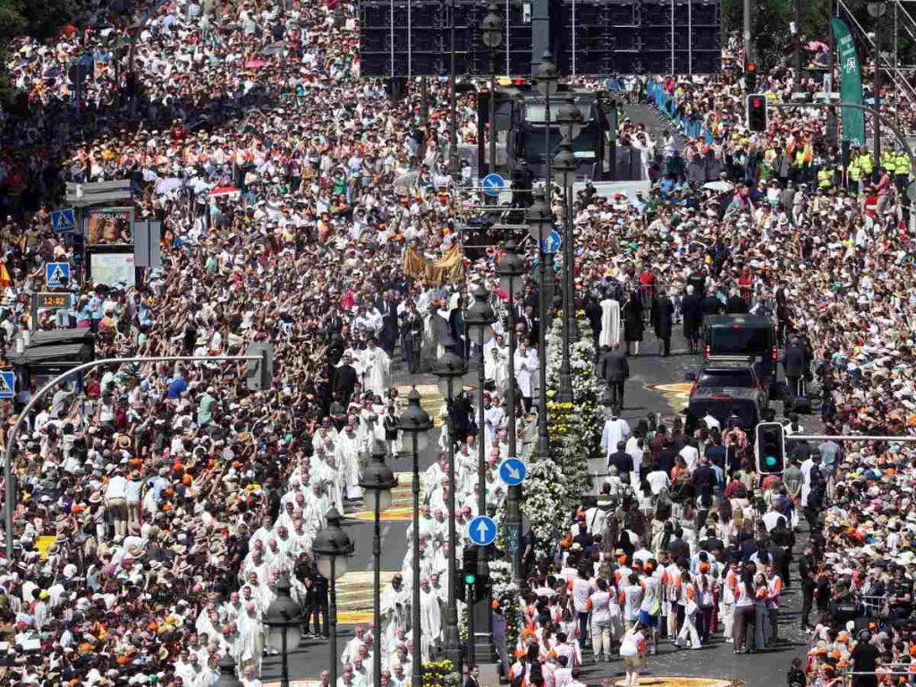 La multitud acompaña al papa León XIV en la procesión del Corpus Christi por la calle Alcalá, tras la misa en Cibeles. Foto: Pierre-Philippe Marcou / AFP