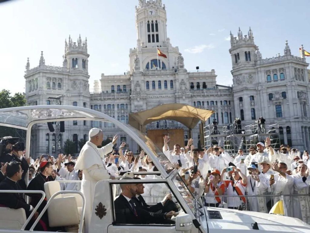 El papa llega en papamóvil a Cibeles para celebrar la multitudinaria misa