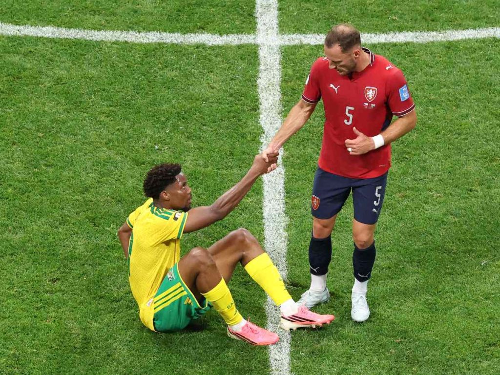 Kamogelo Sebelebele #25 de Sudáfrica es ayudado a levantarse por Vladimir Coufal #5 de la República Checa durante el partido del Grupo A de la Copa Mundial de la FIFA 2026 entre la República Checa y Sudáfrica en el Estadio de Atlanta el 18 de junio de 2026 en Atlanta, Georgia. Molly Darlington/Getty Images/AFP (Foto de Molly Darlington / GETTY IMAGES NORTH AMERICA / Getty Images vía AFP)
