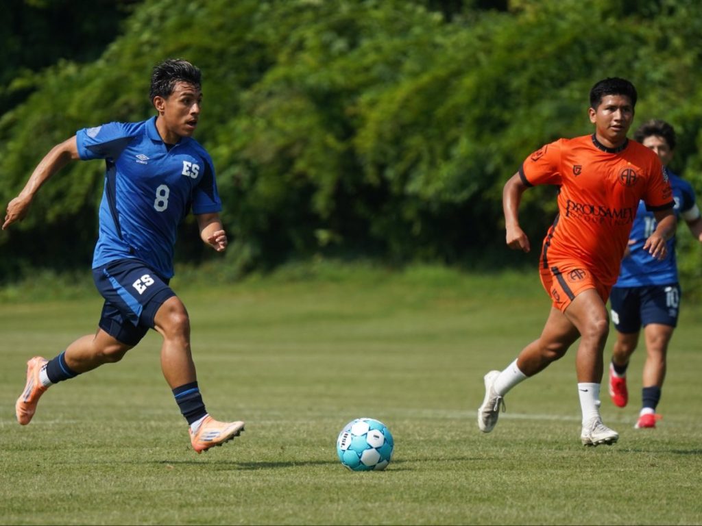Johan Ortíz (8) con la Selecta Sub-20. Foto Cortesía FESFUT