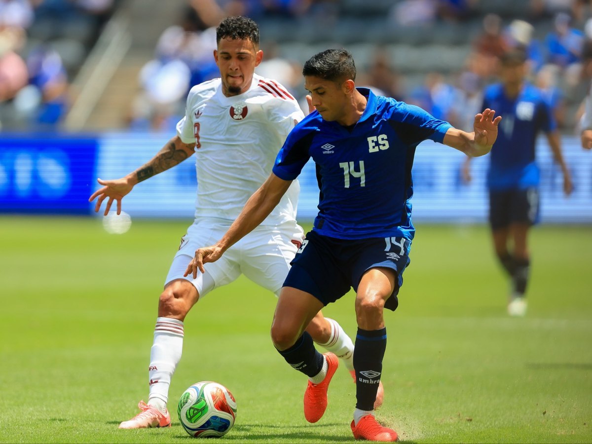 Christian Martínez (14) contra jugador Qatarí. Foto Cortesía FESFUT