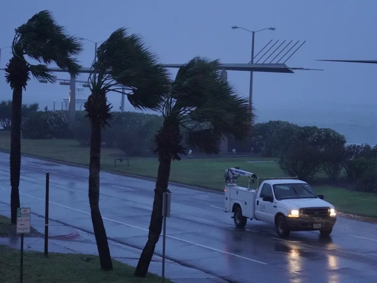 Fotografía de archivo de una calle en la que se ve lluvia y vientos causados por un ciclón en Texas (EE.UU.). EFE/Darren Abate