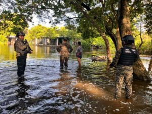 Las instituciones de socorro permanecen en alerta por las lluvias y el oleaje. Foto/ Cortesía