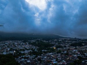 La tormenta tropical Cristina mantiene influencia indirecta sobre El Salvador y favorecerá lluvias durante los próximos días, según el MARN.