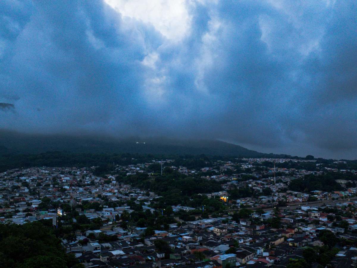 La tormenta tropical Cristina mantiene influencia indirecta sobre El Salvador y favorecerá lluvias durante los próximos días, según el MARN.