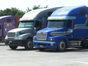 Los principales accesos a San Salvador tienen restricciones para la circulación del transporte de carga en horas pico.
