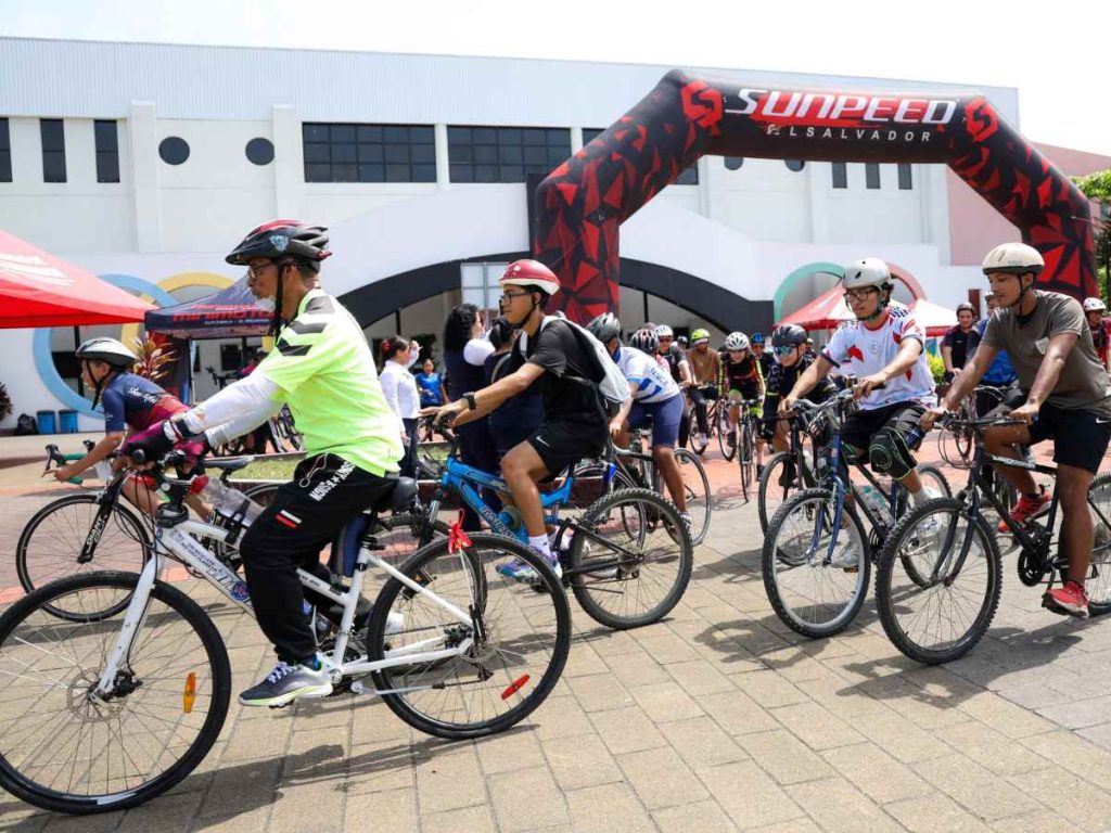 Ciclistas iniciaron la ruta guiada del Festival de Movilidad Sostenible UES 2026, una iniciativa para incentivar transportes alternativos.
