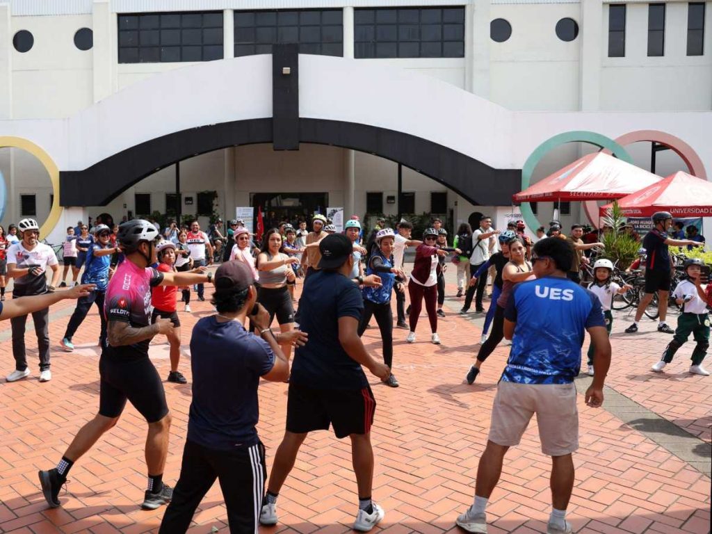 Asistentes al Festival de Movilidad Sostenible UES 2026 participaron en actividades recreativas para promover hábitos saludables y conciencia ambiental.