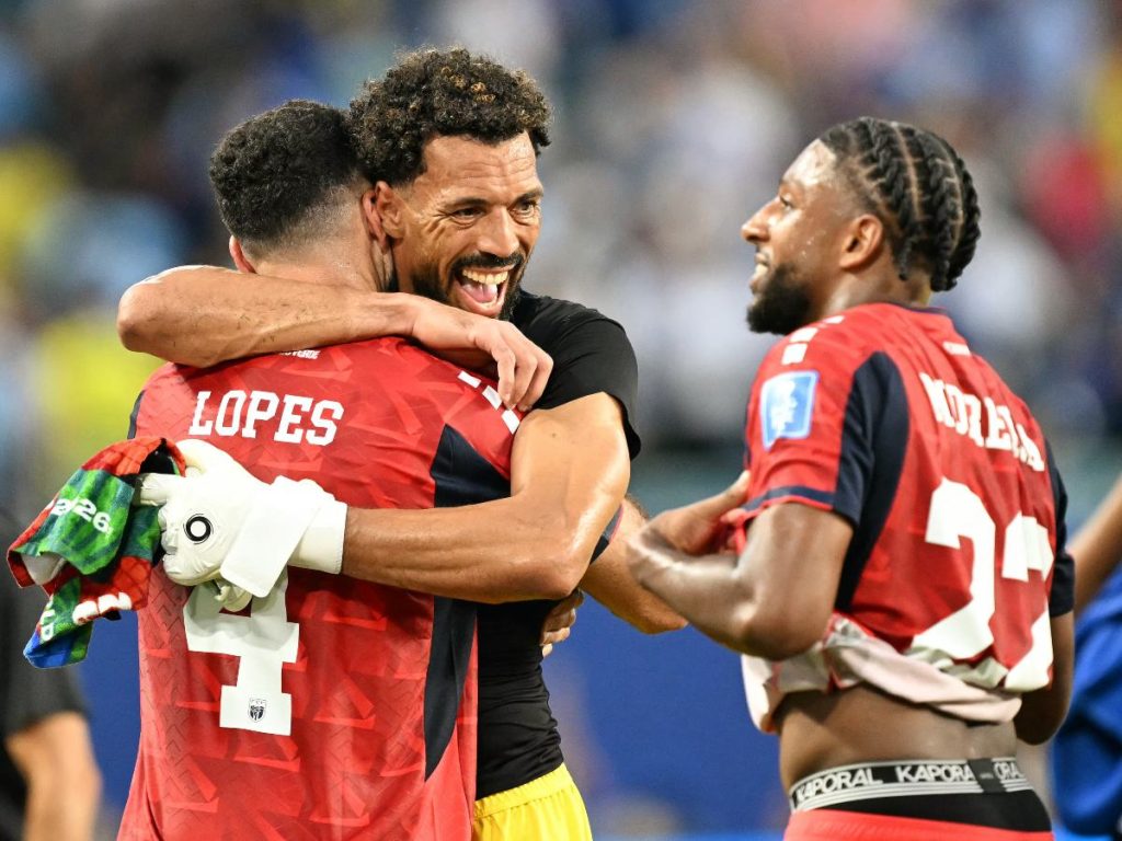 El portero de Cabo Verde, Vozinha (C),número 01, celebra con sus compañeros, los defensores Pico Lopes (número 04) y Steven Moreira (número 22),tras el partido de fútbol del Grupo H del Mundial 2026 entre Uruguay y Cabo Verde en el Miami Stadium de Miami Gardens el 21 de junio de 2026. (Foto de CHANDAN KHANNA / AFP)