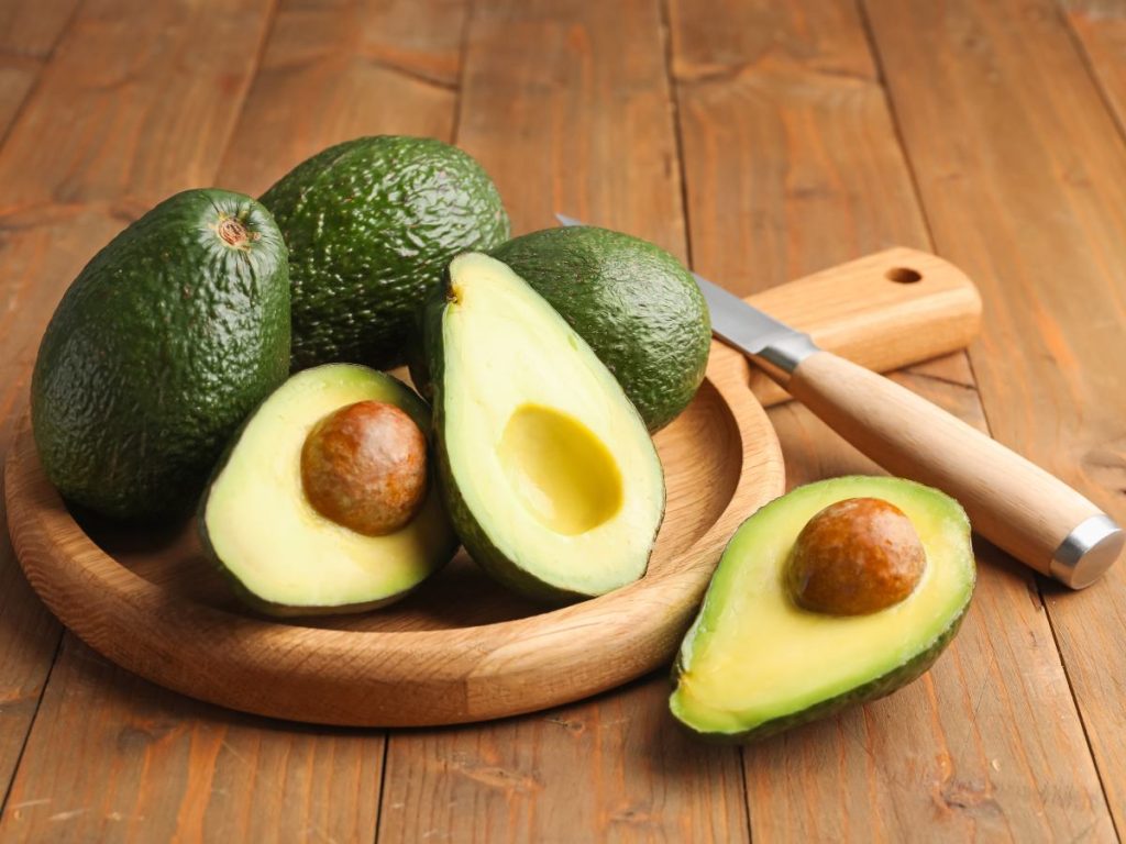El aguacate puede ir mucho más allá del guacamole: usalo en desayunos, ensaladas, aderezos, batidos y acompañamientos.