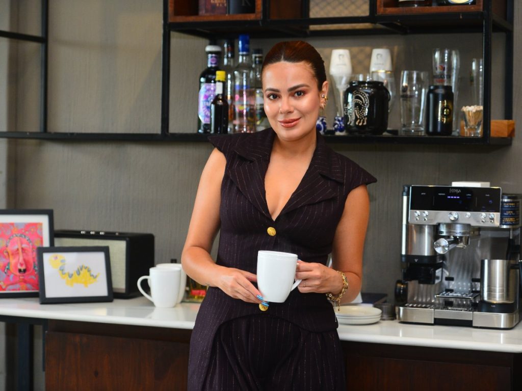 Ale Costa pasó de ser una figura de la televisión salvadoreña a consolidar su marca personal como fashion vlogger y empresaria. Fotografía/ Lissette Monterrosa