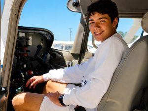 Alejandro Lemus, el joven salvadoreño que sueña con llegar al espacio y ya desarrolla tecnología para satélites.