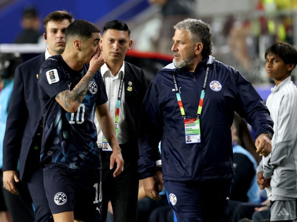 Miguel Almirón después de ser expulsado por Iván Barton por taparse la boca. Foto AFP