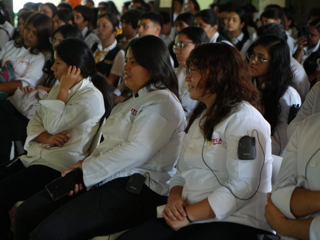 Estudiantes del ITCA participaron en la clase magistral de barbacoa impartida por chefs estadounidenses. 