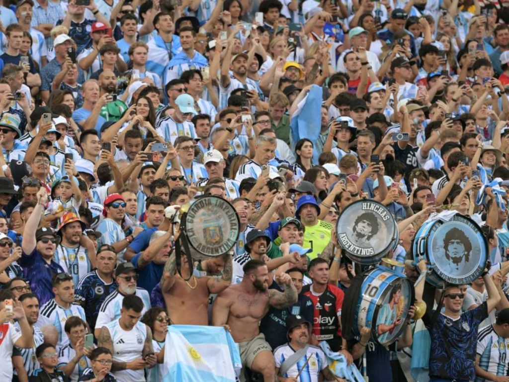 Fanáticos argentinos animando en el partido contra Argelia. Foto AFP