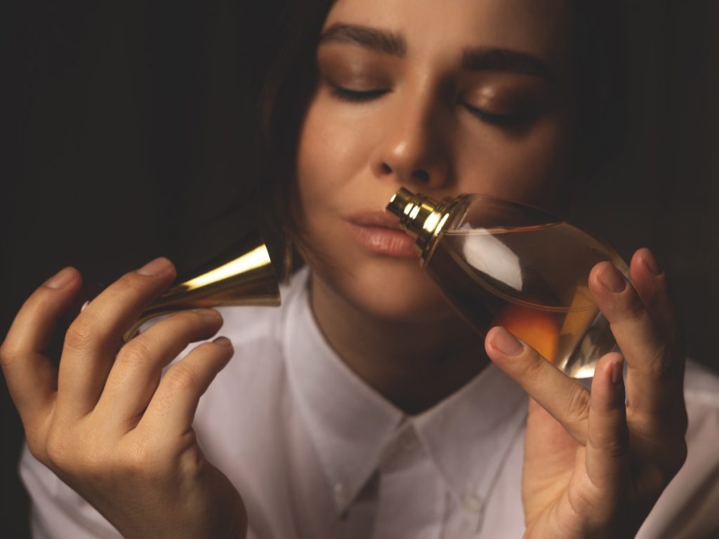 Una mujer percibe el aroma de un perfume, una experiencia ligada al olfato, la memoria y las emociones.