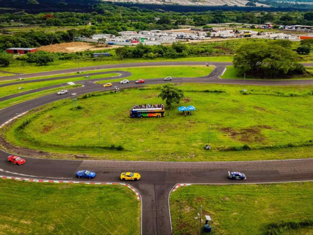 Competidores nacionales e internacionales desafían el circuito del Autódromo El Jabalí.