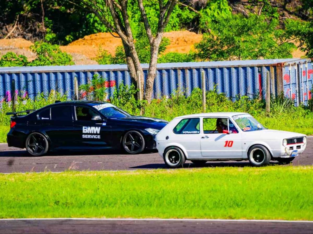 Pilotos centroamericanos compiten en el Autódromo El Jabalí durante el Campeonato Nacional de Automovilismo.