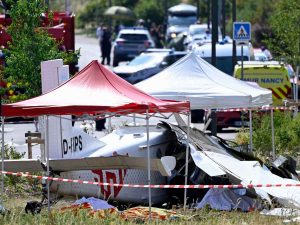 Restos de una avioneta Pilatus PC-6 tras estrellarse en Tomblaine, al este de Francia. El accidente dejó 11 muertos.