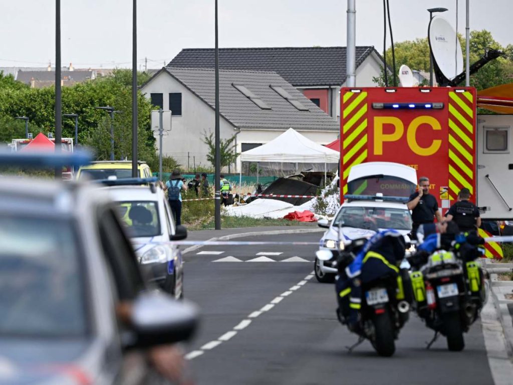 Personal de seguridad examina restos de una avioneta Pilatus PC-6 tras estrellarse en Tomblaine, Francia. Murieron 11 personas. 