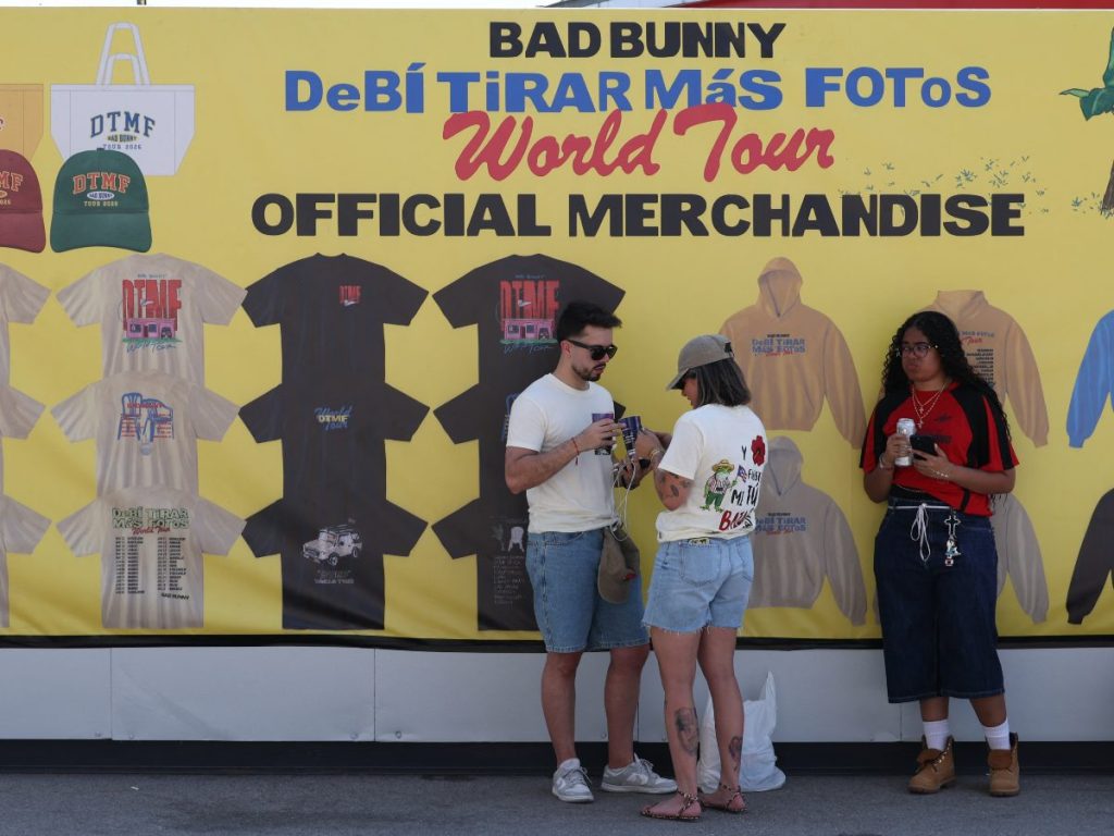 Los fans hacen cola frente a un cartel promocional de la gira mundial "Debi tirar más fotos" de Bad Bunny a las afueras del estadio Metropolitano, antes de su primer concierto en Madrid esta noche, 30 de mayo de 2026.