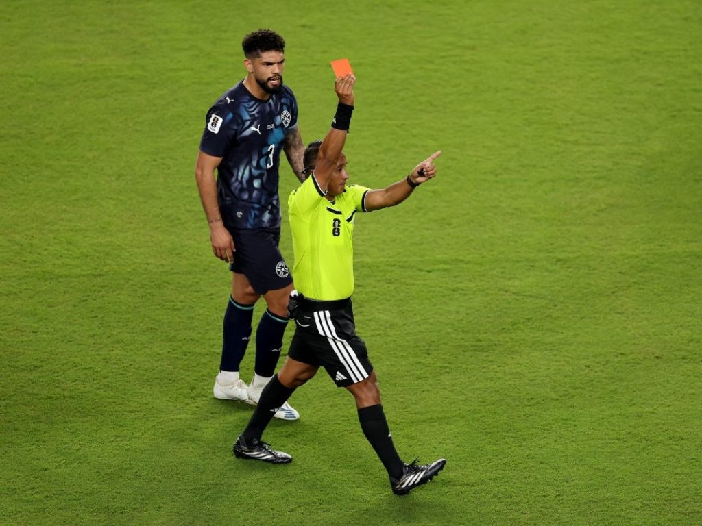 Iván Barton expulsando a Miguel Almirón por taparse la boca. Foto EFE