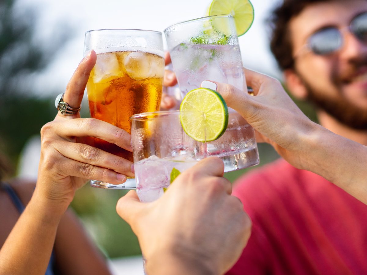 El consumo habitual de alcohol entre jóvenes españoles cayó un 60 % en dos décadas, según datos de la Encuesta de Salud de España 2023.