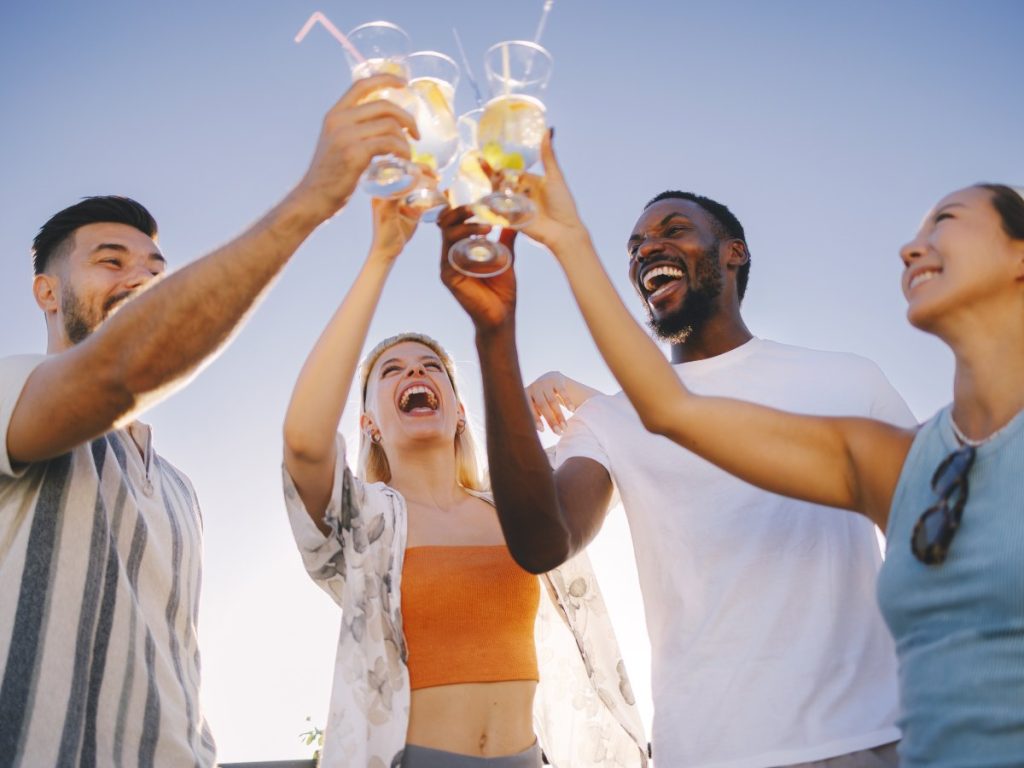 Aunque aumenta la población abstemia, preocupa el consumo intensivo de alcohol durante los fines de semana y entre adultos de mediana edad.