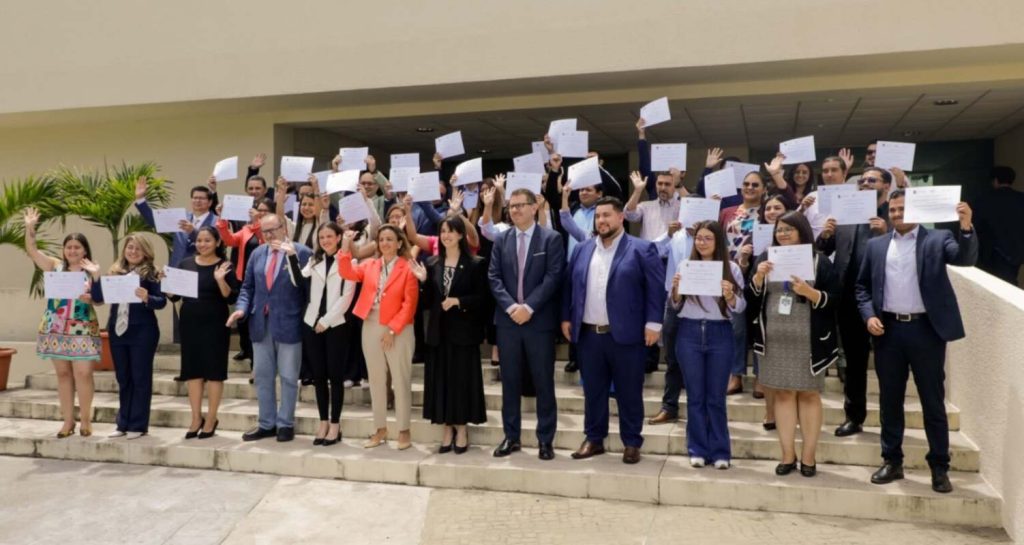 Autoridades salvadoreñas y representantes de Formato Educativo destacaron la importancia de fortalecer el talento nacional a través de la educación especializada.