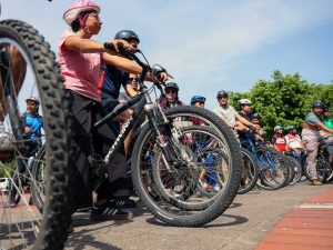 Participantes del Festival de Movilidad Sostenible UES 2026 promovieron el uso de la bicicleta como transporte saludable y amigable con el ambiente.