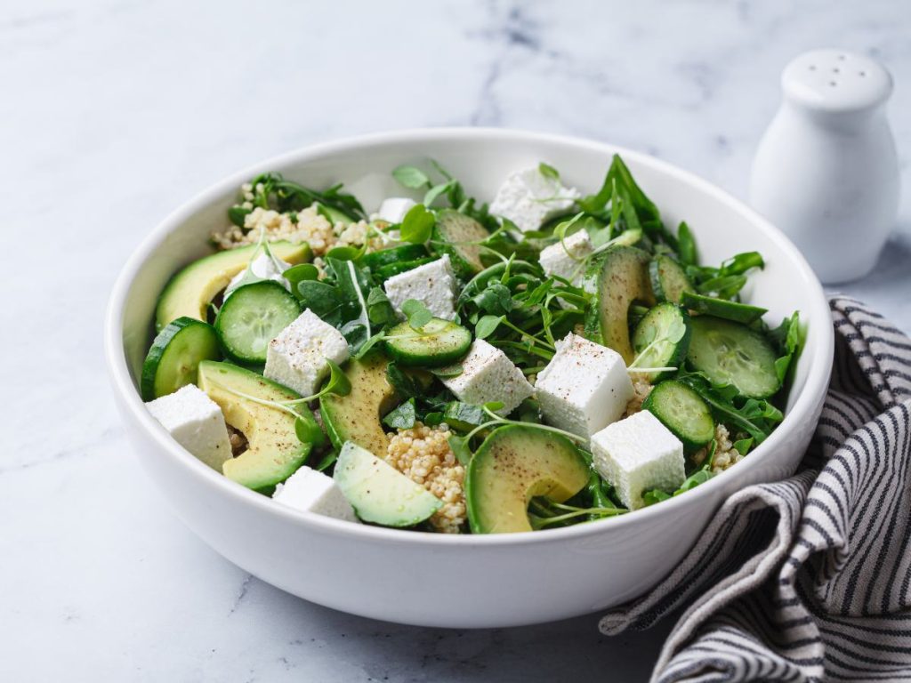 Sumá aguacate a ensaladas con granos, queso y vegetales para una comida fresca, práctica y más completa.