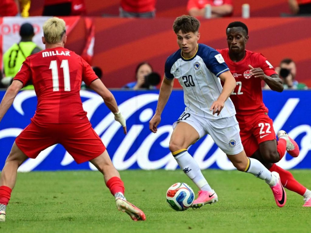 Richie Laryea de Canadá (derecha) y Esmir Bajraktarevic de Bosnia y Herzegovina (centro) en acción durante el partido de la fase de grupos de la Copa Mundial de la FIFA 2026 entre Canadá y Bosnia y Herzegovina, en Toronto, Canadá, el 12 de junio de 2026. Foto EFE