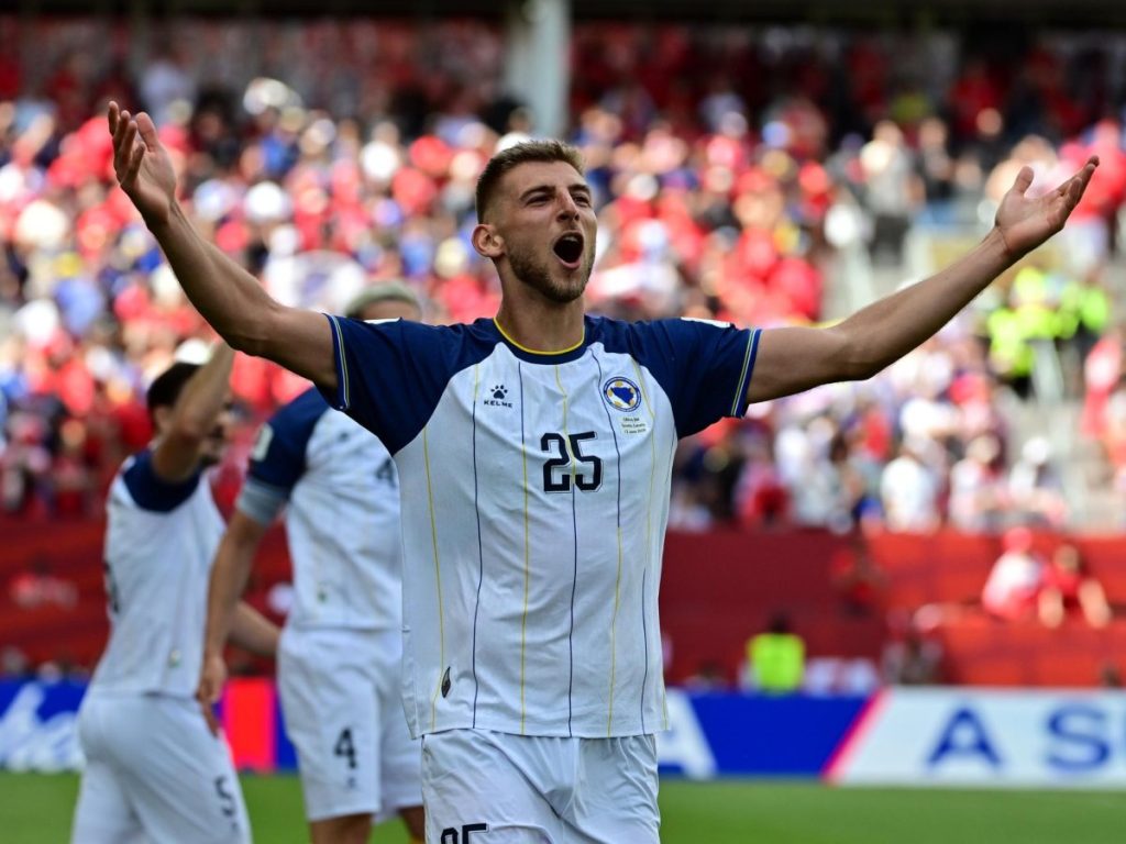 Jovo Lukic de Bosnia y Herzegovina celebra su gol ante Canadá en el Mundial. Foto EFE