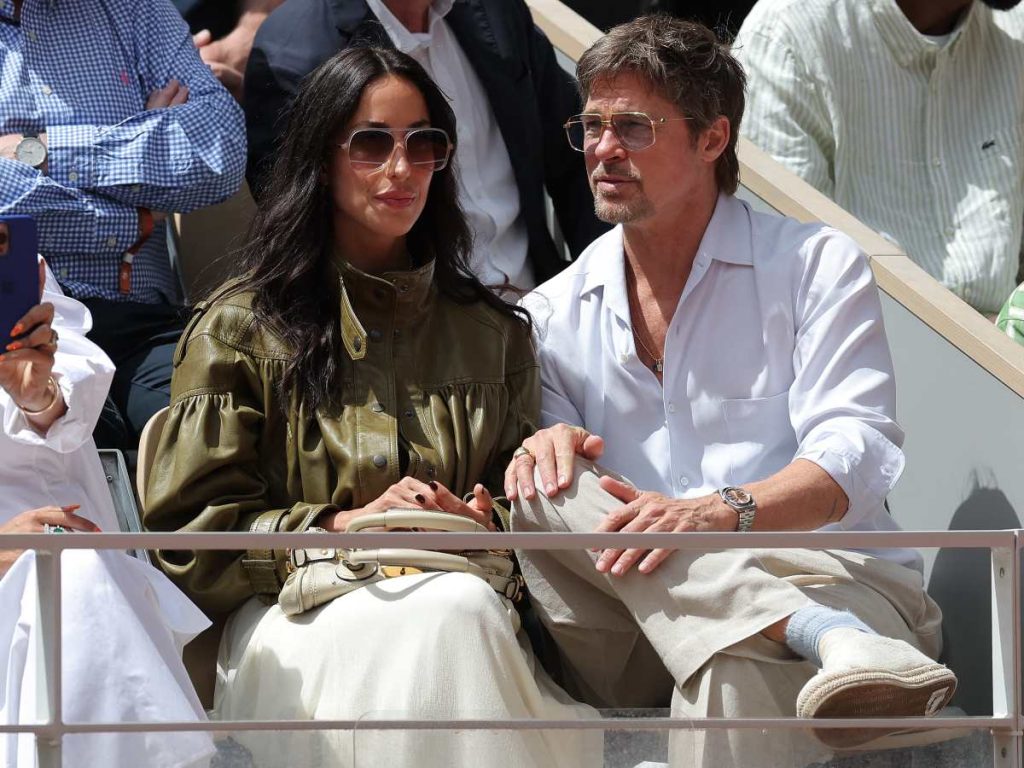 Brad Pitt e Ines de Ramon observan la final femenina de Roland Garros en la cancha Philippe-Chatrier, en París.