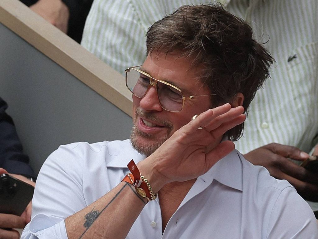 Brad Pitt en la cancha Philippe-Chatrier antes de la final femenina de Roland Garros, en París. Foto: Thomas Samson / AFP.