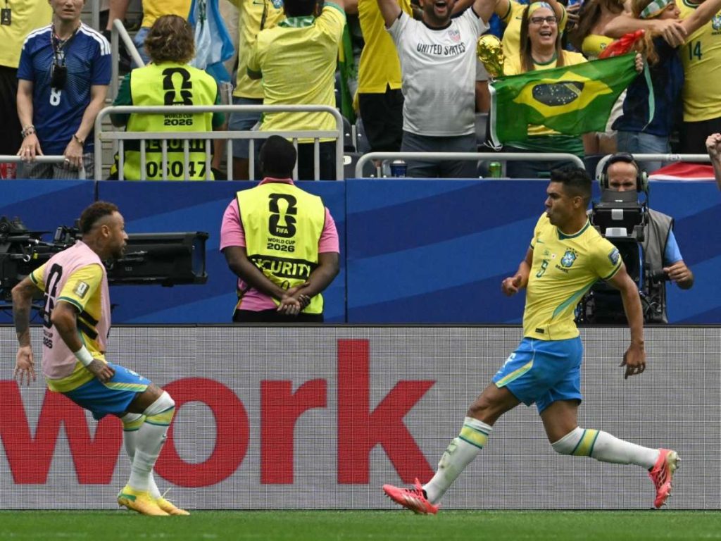 Neymar (izq.) celebra el gol con Casemiro ante Japón. Foto AFP