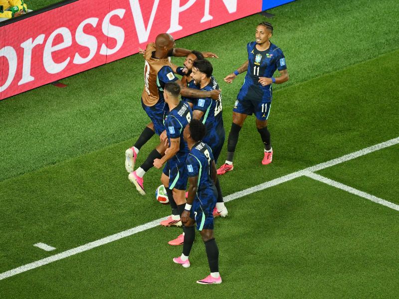 La Canarinha volvió a sonreír: con goles de Matheus Cunha y Vinícius Jr., Brasil derrotó 3-0 a Haití y quedó cerca de avanzar de ronda.