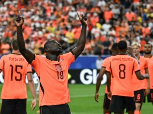 brian brobbey celebra su doblete ante Suecia