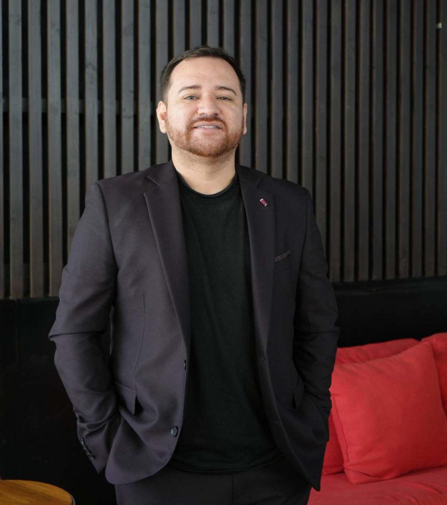 Byron Reyes ha acompañado el crecimiento de algunos de los creadores de contenido más reconocidos de El Salvador durante más de una década.